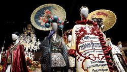 Melihat Pameran Mode Spektakuler di Paris