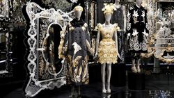 Melihat Pameran Mode Spektakuler di Paris