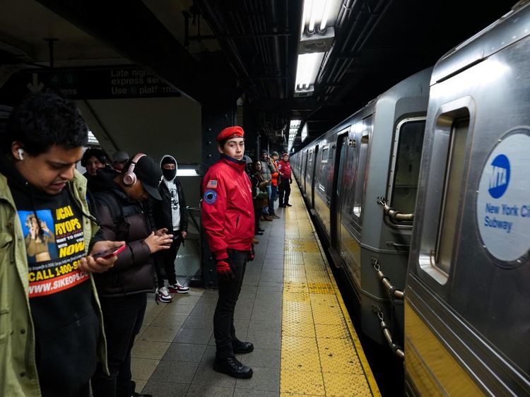 Mengikuti Guardian Angels Patroli Mengamankan Kereta Bawah Tanah New York