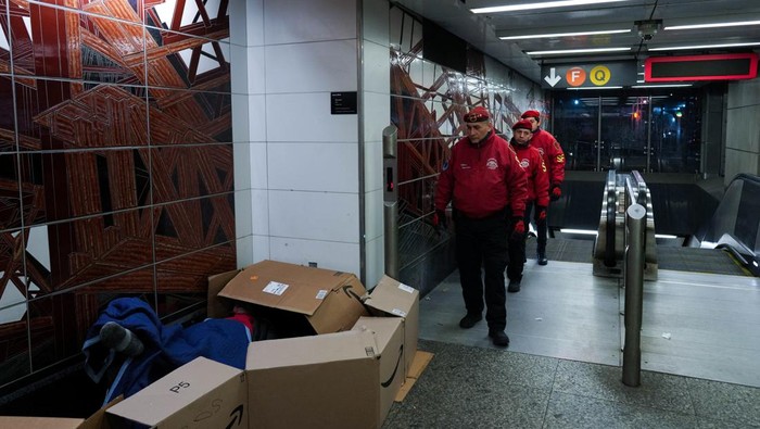 Guardian Angels member Guillermo Ames, 58, monitors a subway platform as members of the volunteer street crime-fighting group Guardian Angels resume patrols after a number of recent high-profile attacks on subway passengers in New York City, U.S., January 3, 2025. REUTERS/Adam Gray