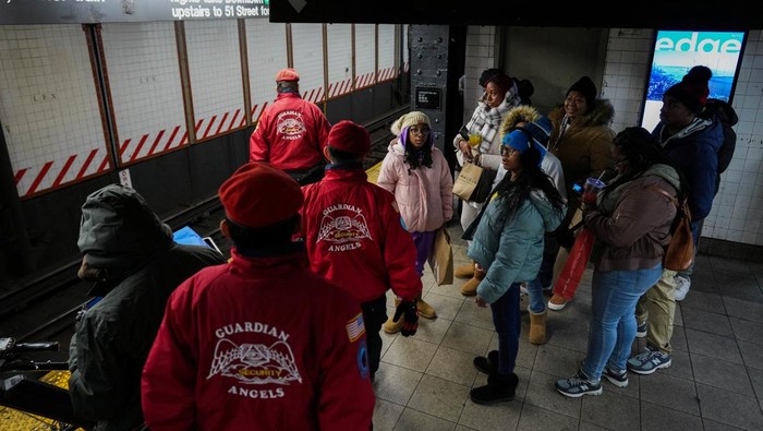 Guardian Angels member Guillermo Ames, 58, monitors a subway platform as members of the volunteer street crime-fighting group Guardian Angels resume patrols after a number of recent high-profile attacks on subway passengers in New York City, U.S., January 3, 2025.  REUTERS/Adam Gray