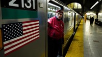 Didirikan pada tahun 1979 oleh Curtis Sliwa, Guardian Angels telah lama menjadi simbol perlindungan yang digerakkan oleh warga di New York. Namun, Ames menyuarakan kekhawatiran tentang kembalinya tingkat kejahatan yang terlihat pada tahun 1970-an dan 1980-an. 