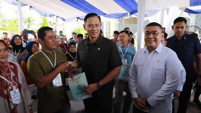 Menko IPK Agus Harimurti Yudhoyono dan Wakil Menteri ATR/BPN Ossy Dermawan menyerahkan sertifikat tanah di Banten