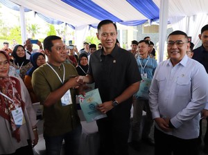 Bagi-bagi Sertifikat Tanah di Lebak, AHY: Bukti Kepastian Hukum!