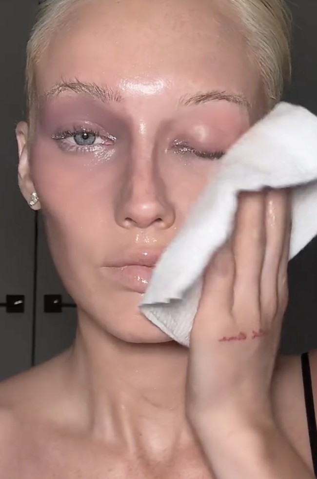 Dalam video bertema Get Unready With Me yang diunggah di TikTok, Meredith dengan percaya diri membersihkan lapisan makeup tebalnya, menampilkan kulitnya yang mulus dan sehat. Foto: dok. Instagram, TikTok