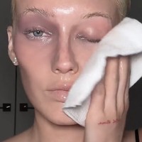Dalam video bertema Get Unready With Me yang diunggah di TikTok, Meredith dengan percaya diri membersihkan lapisan makeup tebalnya, menampilkan kulitnya yang mulus dan sehat. Foto: dok. Instagram, TikTok