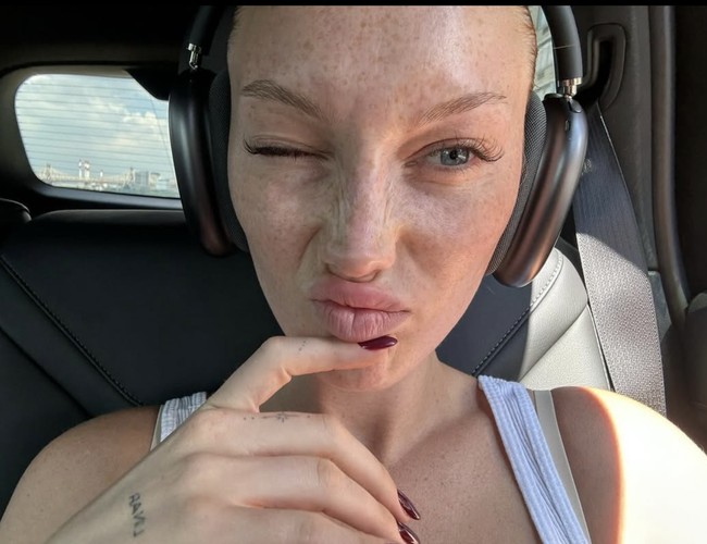Meredith yang memiliki freckles juga tidak segan keluar rumah tanpa makeup. Pakai 10 pump foundation tidak semata-mata menutupi kekurangan wajahnya, namun bagian dari ekspresi kreatifnya.  Foto: dok. Instagram, TikTok