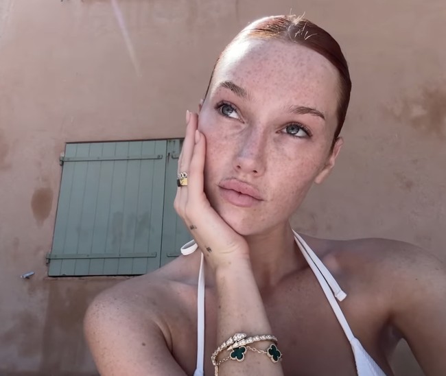 Di Instagramnya, model 25 tahun asal Inggris itu pun tetap percaya diri menunjukkan wajah tanpa makeup. Foto: dok. Instagram, TikTok