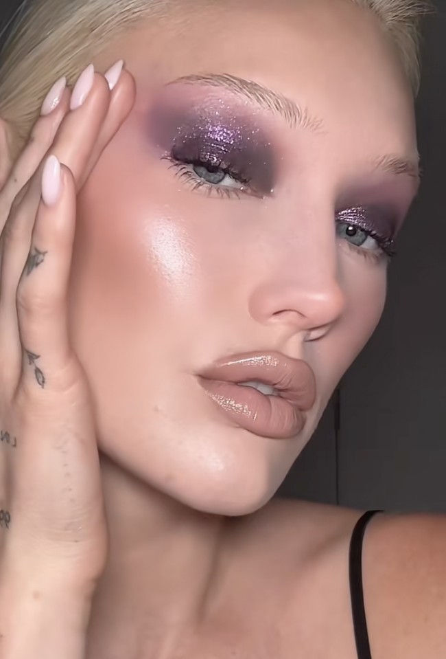 Meredith menjadi viral di media sosial setelah membagikan video teknik makeupnya di TikTok pada 2023 silam. Dengan lebih dari 19 juta pengikut, dia sukses menciptakan tren di mana banyak orang mencoba meniru tekniknya.  Foto: dok. Instagram, TikTok