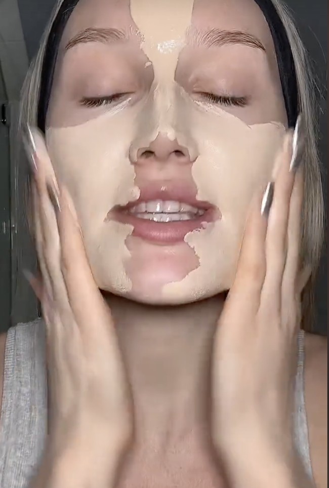 Model ini dijuluki ‘ratu foundation’ karena untuk sehari-hari dia tak segan menggunakan 10 pump foundation. Tak jarang, model bernama Meredith Duxbury itu menuai kritik karena dinilai berlebihan. Foto: dok. Instagram, TikTok