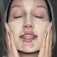 Model ini dijuluki ‘ratu foundation’ karena untuk sehari-hari dia tak segan menggunakan 10 pump foundation. Tak jarang, model bernama Meredith Duxbury itu menuai kritik karena dinilai berlebihan. Foto: dok. Instagram, TikTok