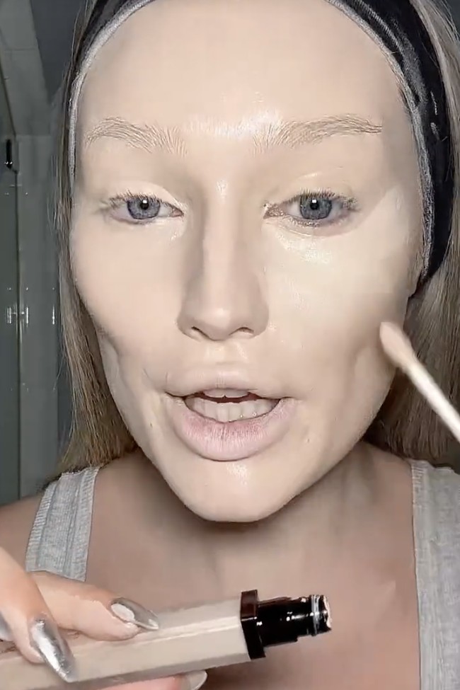 Beberapa pengikutnya mengapresiasi inovasi tersebut, namun tak sedikit pula yang mengkritik tekniknya sebagai pemborosan produk atau menyebut hasil akhirnya tampak berlebihan. “Kulitmu pasti tidak bisa bernapas dengan semua produk itu,” tulis salah satu netizen di kolom komentar.  Foto: dok. Instagram, TikTok