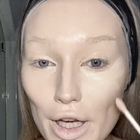 Beberapa pengikutnya mengapresiasi inovasi tersebut, namun tak sedikit pula yang mengkritik tekniknya sebagai pemborosan produk atau menyebut hasil akhirnya tampak berlebihan. “Kulitmu pasti tidak bisa bernapas dengan semua produk itu,” tulis salah satu netizen di kolom komentar.  Foto: dok. Instagram, TikTok