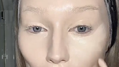 7 Foto Model Viral Pakai 10 Pump Foundation, Ini Hasil Before After Makeup