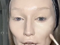 7 Foto Model Viral Pakai 10 Pump Foundation, Ini Hasil Before After Makeup