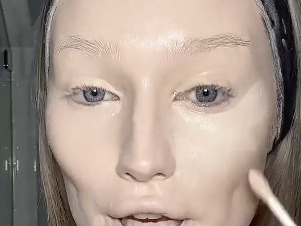 7 Foto Model Viral Pakai 10 Pump Foundation, Ini Hasil Before After Makeup
