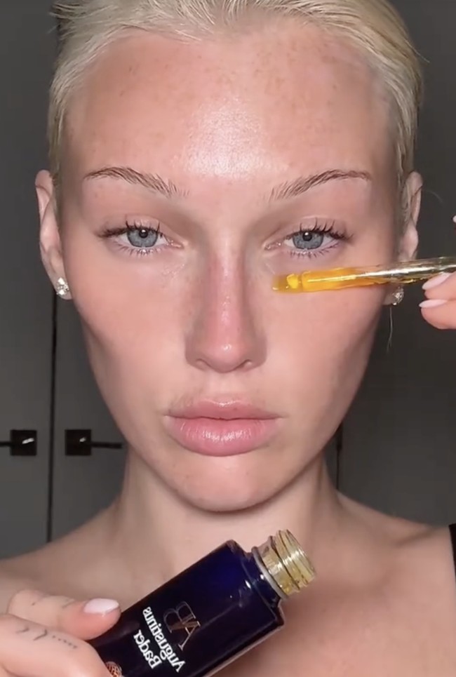 Menanggapi kritik yang mengatakan kecantikannya hanya karena makeup tebal, Meredith baru-baru ini mengejutkan para penggemarnya dengan memperlihatkan wajah tanpa riasan.  Foto: dok. Instagram, TikTok