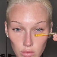 Menanggapi kritik yang mengatakan kecantikannya hanya karena makeup tebal, Meredith baru-baru ini mengejutkan para penggemarnya dengan memperlihatkan wajah tanpa riasan.  Foto: dok. Instagram, TikTok