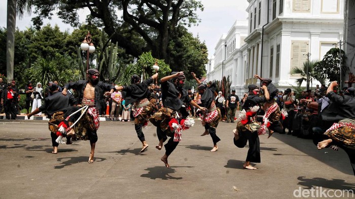 Kementerian Koordinator Bidang Perekonomian, menggelar Syukuran Ponorogo, yang di hadiri oleh Bupati Ponorogo Sugiri Sancoko, di Graha Sawala, Gedung Aliwardana, Kemenko Perekonomian, Jakarta Pusat, Sabtu (11/1/2024).