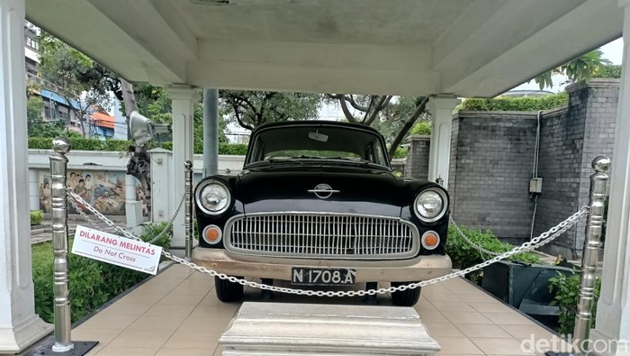 Mobil Bung Tomo di kawasan Tugu Pahlawan Surabaya