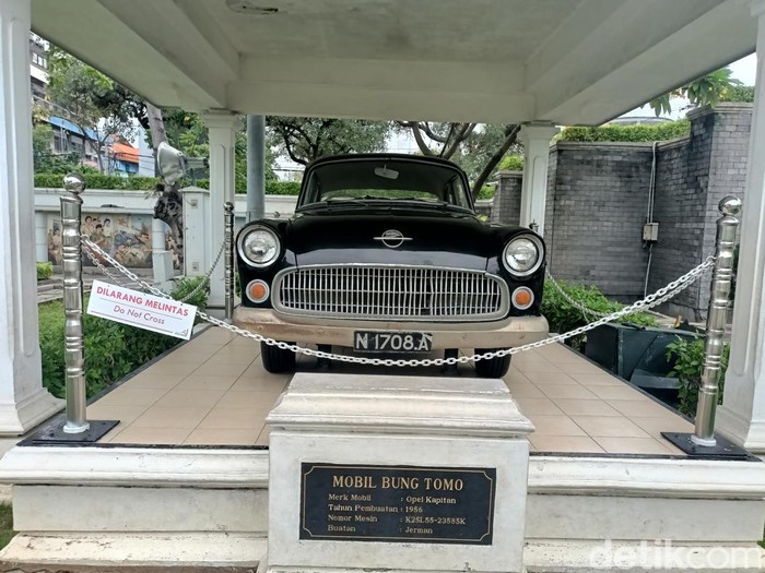 Mobil Bung Tomo di kawasan Tugu Pahlawan Surabaya