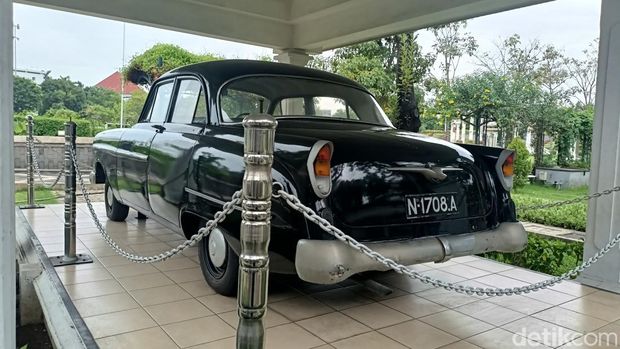 Mobil Bung Tomo di kawasan Tugu Pahlawan Surabaya