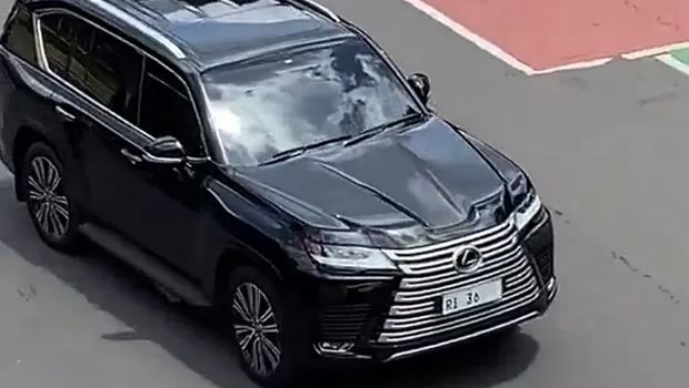 Mobil Lexus LX 570 pelat RI 36.