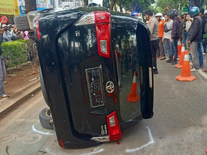 Mobil tabrak pemotor di Tangsel