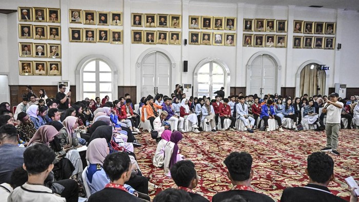 Momen Menko Cak Imin Hadiri Forum OSIS, Bicara soal Pemimpin Jangan Baper Menko Pemberdayaan Masyarakat Muhaimin Iskandar (kanan) berbicara dalam acara Belfos 4.0 di Gedung Konvensi TMPN Utama Kalibata, Jakarta, Sabtu (11/1/2025). Kegiatan yang diselenggarakan Forum OSIS DKI Jakarta tersebut mengangkat tema Revolutionary Leadership Towards Globalization. ANTARA FOTO/Aprillio Akbar/YU