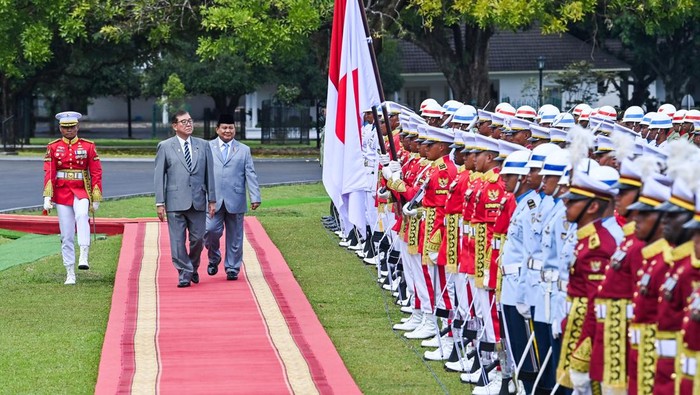 Momen Prabowo Terima Kunjungan PM Jepang Shigeru Ishiba Presiden Prabowo Subianto (kanan) dan Perdana Menteri Jepang Shigeru Ishiba (kiri) duduk bersama di ruang kerja Presiden saat kunjungan kenegaraan di Istana Bogor, Kota Bogor, Jawa Barat, Sabtu (11/1/2025). Kunjungan kenegaraan Perdana Menteri Jepang Shigeru Ishiba ke Indonesia untuk membahas sejumlah kerja sama antara kedua negara. ANTARA FOTO/Genta Tenri Mawangi/app/agr
