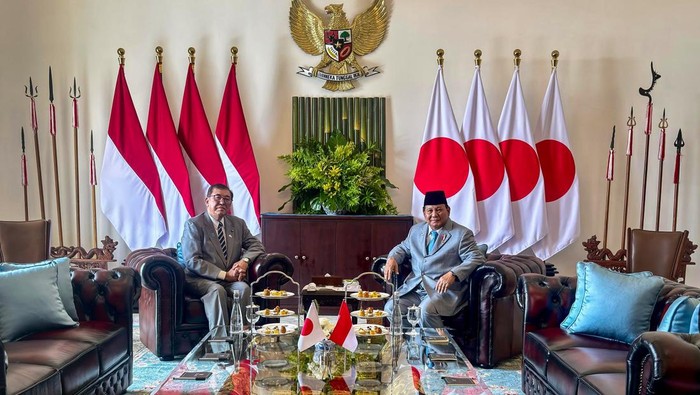 Presiden Prabowo Subianto (kanan) dan Perdana Menteri Jepang Shigeru Ishiba (kiri) duduk bersama di ruang kerja Presiden saat kunjungan kenegaraan di Istana Bogor, Kota Bogor, Jawa Barat, Sabtu (11/1/2025). Kunjungan kenegaraan Perdana Menteri Jepang Shigeru Ishiba ke Indonesia untuk membahas sejumlah kerja sama antara kedua negara. ANTARA FOTO/Genta Tenri Mawangi/app/agr