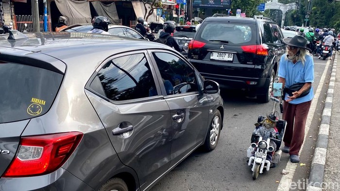 Muchtar pemain boneka marrionate di Jalan Dago Atas