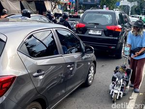Cerita Muchtar Raup Cuan di Hari Tua dengan Bermain Boneka