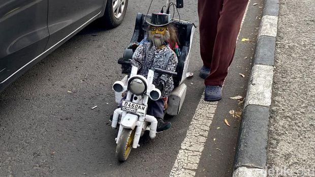 Muchtar pemain boneka marrionate di Jalan Dago Atas