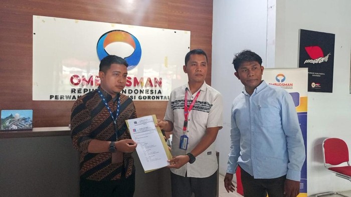 Oknum Kepala Sekolah (Kepsek) SMA Negeri 1 Botumoito, Nansy Rahman serta dua orang guru bernama Husen dan Delfiranti Hunou di Kabupaten Boalemo, Gorontalo, dilaporkan ke Ombudsman Gorontalo.