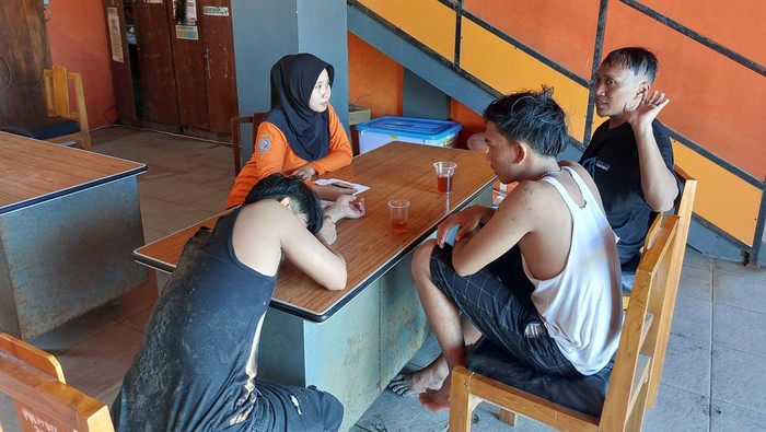 Dua pengunjung asal Sampang, saat dibawa ke pos SAR usai dievakuasi karena terseret arus di Pantai Parangtritis, Bantul, Sabtu (11/1/2025).