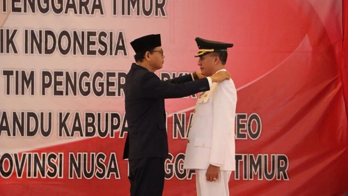 Pj Gubernur NTT, Andriko Noto Susanto, saat melantik Doris A. Rihi ini menjadi Pj Bupati Nagekeo, di Kupang.