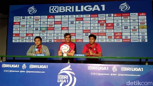Pelatih Bali United, Stefano Teco Cugurra (tengah) didampingi Kadek Arel Priyatna (kanan) saat konferensi pers menjelang laga menghadapi Persik Kediri, Sabtu (11/1/2025).  jelang lawan Persik Kediri. (Foto: I Dewa Made Krisna Pradipta/detikBali)