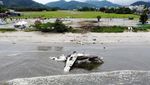 Penampakan Puing-puing Pesawat yang Jatuh di Pantai Brasil