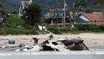 Penampakan Puing-puing Pesawat yang Jatuh di Pantai Brasil