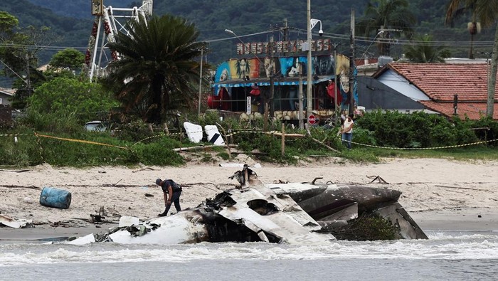 Penampakan Puing-puing Pesawat yang Jatuh di Pantai Brasil The wreckage of the plane that crashed at the beach after trying to land, lies in Ubatuba, Sao Paulo state, Brazil January 9, 2025. REUTERS/Roosevelt Cassio