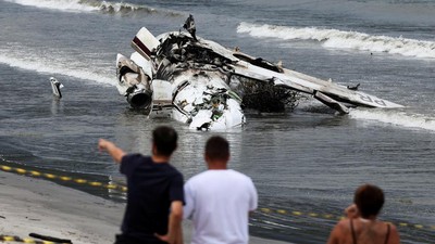 Penampakan Puing-puing Pesawat yang Jatuh di Pantai Brasil