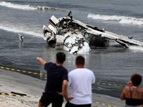 Penampakan Puing-puing Pesawat yang Jatuh di Pantai Brasil