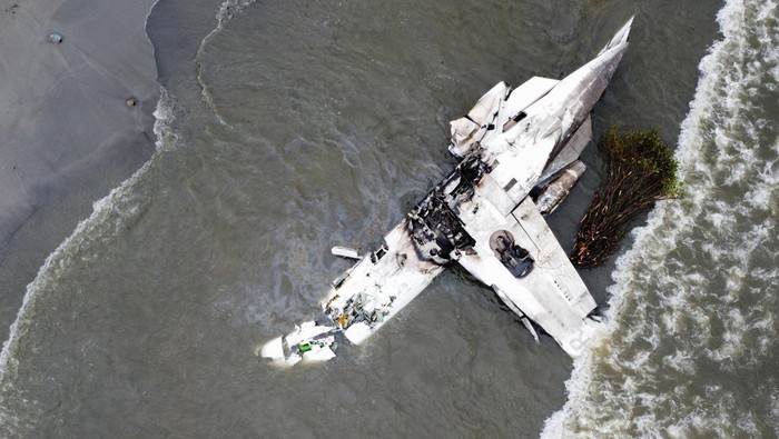 Penampakan Puing-puing Pesawat yang Jatuh di Pantai Brasil The wreckage of the plane that crashed at the beach after trying to land, lies in Ubatuba, Sao Paulo state, Brazil January 9, 2025. REUTERS/Roosevelt Cassio