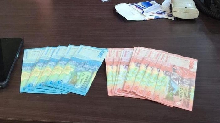 Penampakan uang palsu pecahan Rp 50 ribu dan Rp 100 ribu dibawa bocah korban kecelakaan di Bekasi.