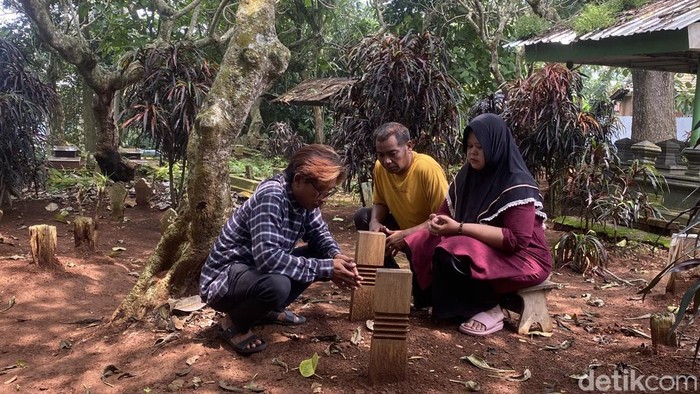 Keluarga Darso mengunjungi makam Darso di Kelurahan Purwosari, Kecamatan Mijen, Kota Semarang, Sabtu (10/1/2025).