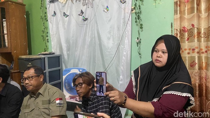 Istri Darso, Poniyem (42) menunjukkan foto Darso di kediaman korban, Kelurahan Purwosari, Kecamatan Mijen, Kota Semarang, Sabtu (10/1/2025).