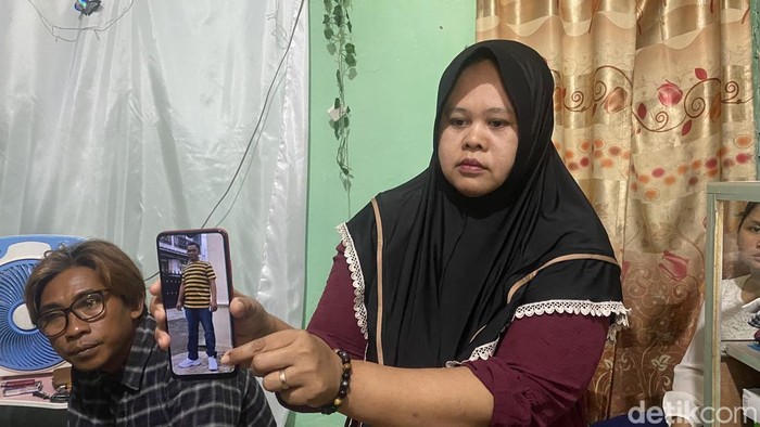 Istri Darso, Poniyem (42) menunjukkan foto Darso di kediaman korban, Kelurahan Purwosari, Kecamatan Mijen, Kota Semarang, Sabtu (10/1/2025).