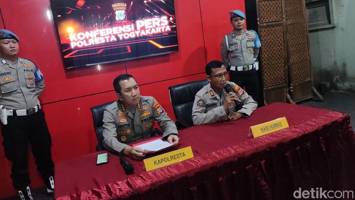 Kapolresta Jogja, Kombes Aditya Surya Dharma, ketika memberikan konferensi pers di Mapolresta Jogja terkait dugaan warga Semarang tewas dianiaya anggotanya, Sabtu (11/1/2025) malam.