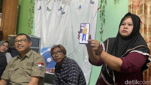 Istri Darso, Poniyem (42) menunjukkan foto Darso di kediaman korban, Kelurahan Purwosari, Kecamatan Mijen, Kota Semarang, Sabtu (10/1/2025).